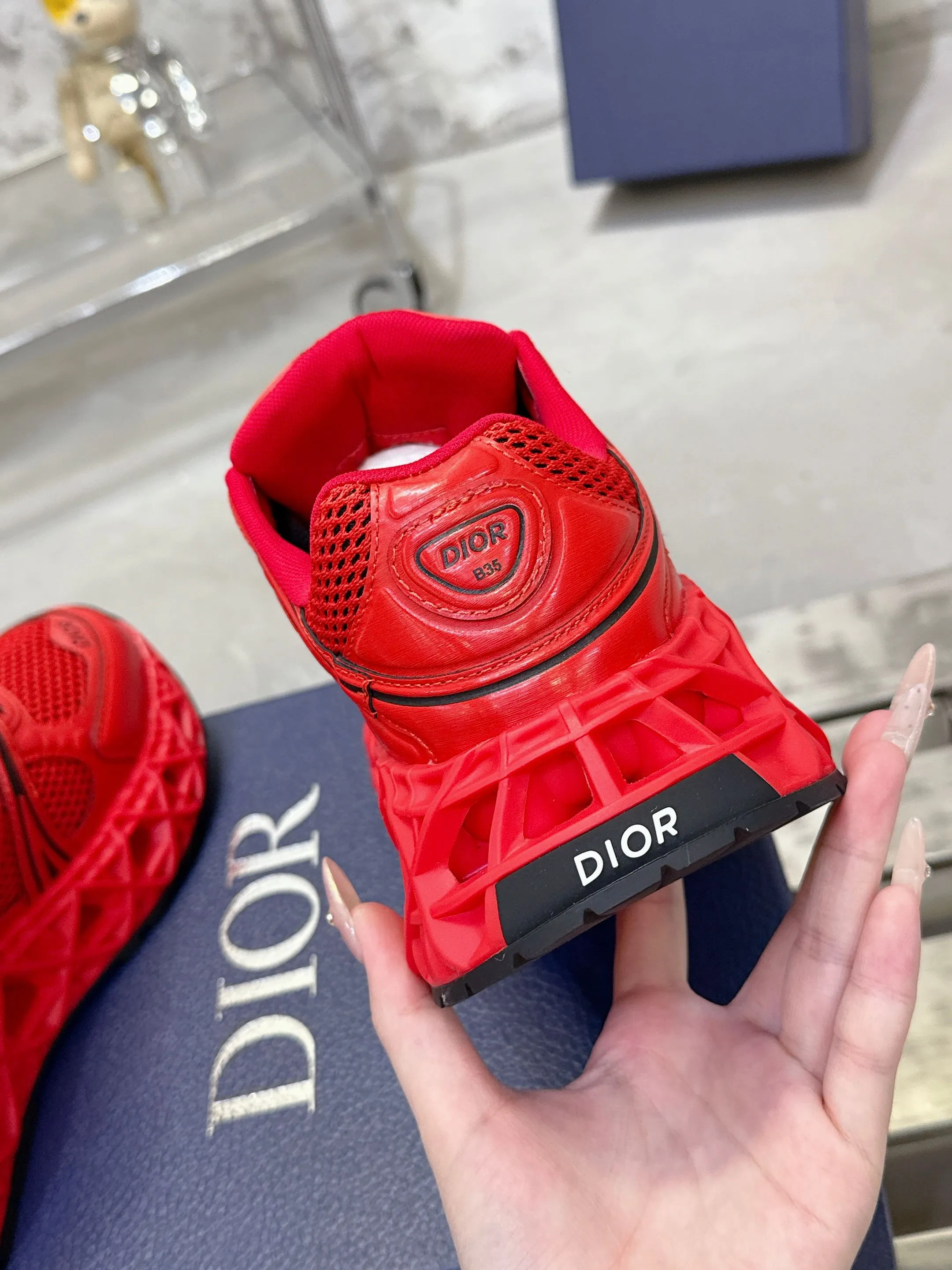 Factory price 780💰 Top version! ! ! Dior (B35) DIOR spring and summer men's wear show, the show was held at the Valle de Grasse School in Paris. Kim Jones drew inspiration from the works of South African artist Hylton Nel. The details of the shoes, clog soles and tribal elements, cleverly blended luxury craftsmanship and practicality, with fresh childishness and bright temperament, creating a new season hot spot. Dior KAWA Dior co-branded casual sports shoes reinterpret running shoes with Dior's high-end style. B35 is made of fine-textured leather and mesh fabric materials. It can be worn in all seasons, is comfortable and breathable, and has multiple lines on the shoe body to outline details. It has a full retro three-dimensional feel and can create a casual look all year round! Fabric: Cowhide/customized cloth material Lining: Imported breathable mesh Outsole: Original molded outsole Size: 39-46 (customized at 45.46)